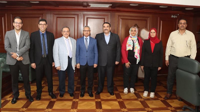 المحافظ مع لجنة تقييم المشروعات