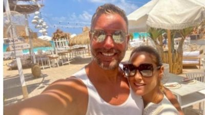 تامر هجرس برفقة زوجته من إجازته الصيفية