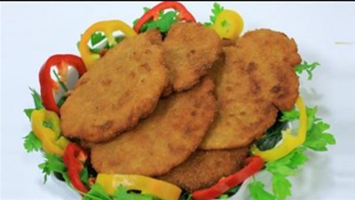 «زي المطاعم».. كيفية إعداد بانيه دجاج باللحمة المفرومة والموتزاريلا