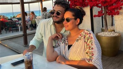 مصطفى خاطر بإطلالة رومانسية مع زوجته من إجازته الصيفية
