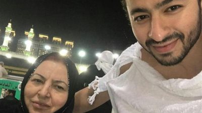 ”ربنا يصبرك علي فراقها”.. مي كساب تنعي حماده هلال في وفاة والدته