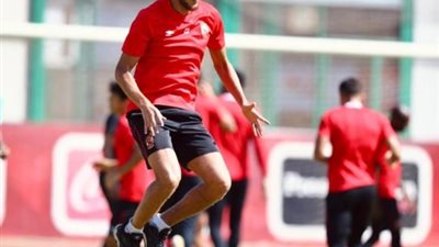 مران الأهلي… ”سيزا” يجتمع باللاعبين وكدمة تبعد الشيخ عن التدريبات