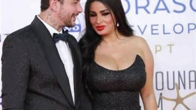 بالصور.. أحمد الفيشاوى يثير الجدل بإطلالة رومانسية جريئة برفقة زوجته