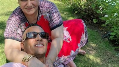 محمد رمضان برفقة والدته من أحدث ظهور له: ماشى ببركة رضاها ودعاها