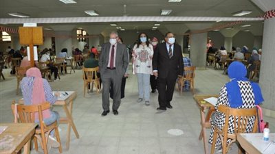 بالصور .. رئيس جامعة حلوان يتفقد لجان امتحانات السنوات النهائية