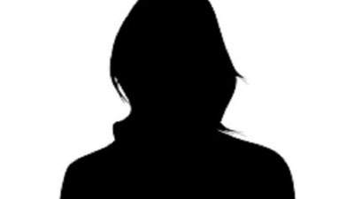 ممثلة عربية شهيرة تحلق شعرها بالكامل.. إعرف الحكاية