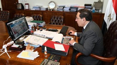 الملا يترأس اجتماع اللجنة العليا للمشروعات بقطاع البترول