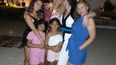 غادة عبد الرازق تنشر صور بصحبة عائلتها وتعلق: حبايب قلبي