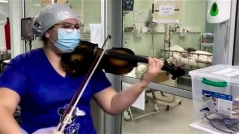 ممرضة تعزف مقطوعات
