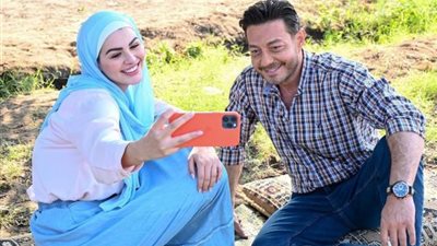 أحمد زاهر برفقة هنادى مهنا من كواليس مسلسل” ورا كل باب”