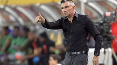 تفاصيل جلسة كارتيرون مع جهازه المعاون في معسكر الزمالك