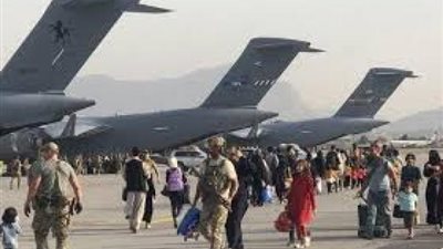 نائبة بايدن: نركز حاليا على عمليات الإجلاء الجارية فى أفغانستان