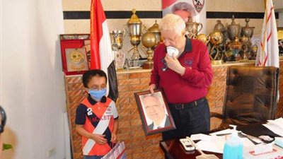 صور.. مرتضى منصور يكرم طفلين ويمنحهما العضوية الشرفية