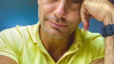 أيمن القيسونى يكشف كواليس تعرضه لانتقادات بسبب فيديو معاناته داخل محطة وقود