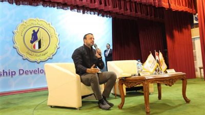 بالصور .. تفاصيل محاضرة الداعية مصطفى حسني بمعهد إعداد القادة بحلوان