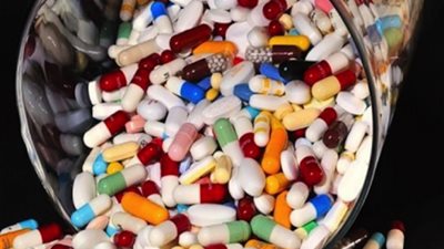 هل تناول الأدوية بمشروبات غازية أو القهوة يبطيء امتصاصه؟.. اعرف الإجابة