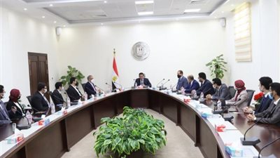 وزير التعليم العالي يلتقي طلاب كليات الهندسة بالجامعات المصرية قبل سفرهم للتدريب بجامعة سمارا الروسية