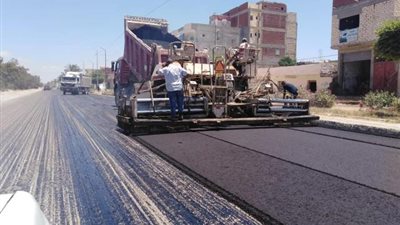 «الإسكان» ترفع كفاءة الطرق بالحى الثالث بـ«العاشر من رمضان»