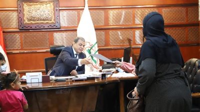 بالصور.. القصة الكاملة لصرف 200 ألف جنيه قيمة بوليصتي تأمين عامل بناء وصياد