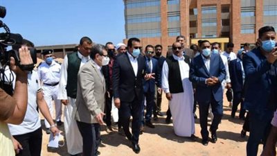 بتكلفة 804 مليون جنيه .. وزير التعليم العالي يتفقد الأعمال الإنشائية بجامعة مطروح