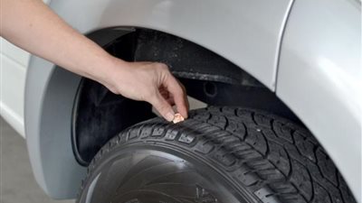 للتعرف عليهن.. يابانى يقطع أكثر من 1000 «كاوتش» لسيارات سيدات