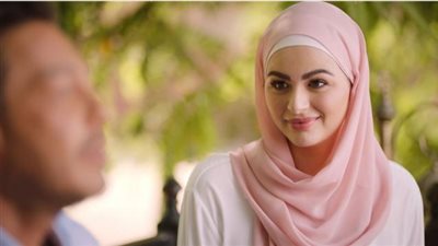 ملكة جمال المحجبات.. هنادى مهنى تروج لحكاية مسلسلها الجديد ”ورا كل باب”