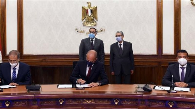 جانب من التوقيع