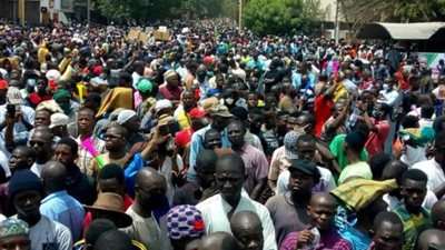 محتجون يقتحمون مبنى التلفزيون في مالي مطالبين باستقالة الرئيس إبراهيم كيتا