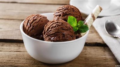 «زي المحلات».. كيفية إعداد آيس كريم بالكاكاو