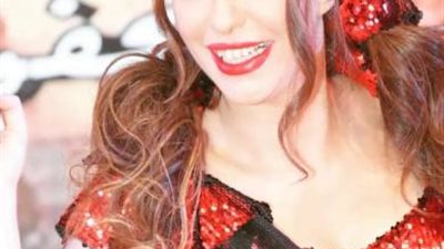 دنيا عبد العزيز تروج لمسرحيتها الجديدة ”زقاق المدق”