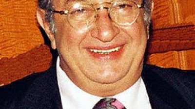 ورثة نور الشريف يتخلوا عن مقتنياته لتباع عبر ”فيس بوك”.. اعرف الحقيقة