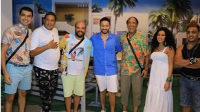 حمادة هلال يشيد بأداء أبطال مسرحية ”شمسية و4 كراسي”