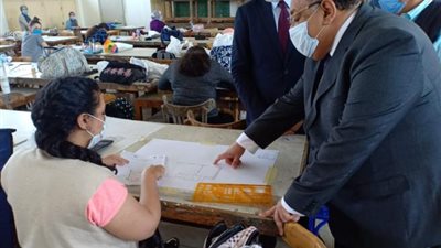 بالصور .. رئيس جامعة حلوان يتفقد سير امتحانات الفرق النهائية