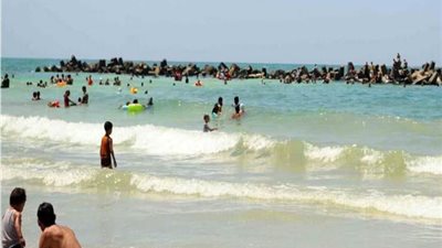 محافظ الإسكندرية يتخذ قرارا عاجلا لحماية المواطنين من شاطئ الموت