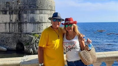 مصطفى فهمى يستمتع بإجازته الصيفية مع زوجته