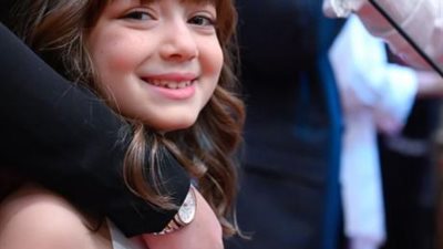 أحمد زاهر يهنئ نجلته منى بأول جائزة فى حياتها الفنية عن مسلسل ”ليه لأ”