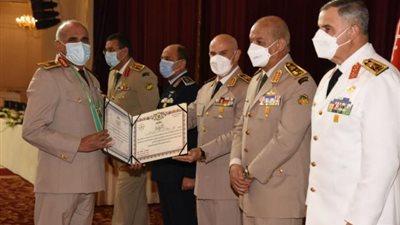 وزير الدفاع يكرم عددا من قادة القوات المسلحة المحالين للتقاعد