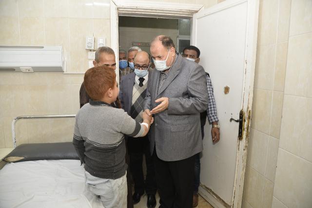 محافظ أسيوط يزور الطلاب بمستشفى البدارى