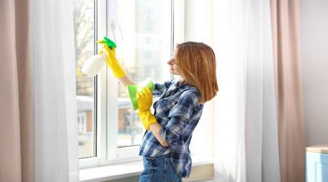 إزالة الأتربة العالقة في نوافذ المنزل