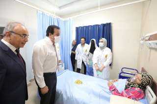 بالصور .. وزير التعليم العالي يتفقد المستشفى الجامعي بالعاشر من رمضان