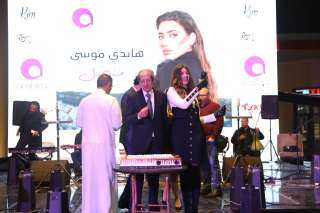 طوني عيسي مطرب للمرة الأولي وهايدي موسي تحتفل بأغنية ”متخيل” في افتتاح ”ارابيكا”