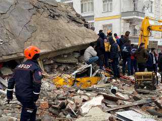 دولة أوروبية تُعلن إرسال فرق طوارئ إلى تركيا بعد الزلزال