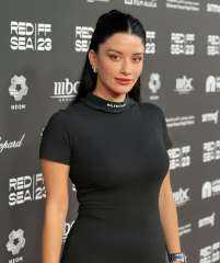 سينتيا خليفة تخطف الأنظار بفستان أسود  في افتتاح مهرجان البحر الأحمر السينمائي